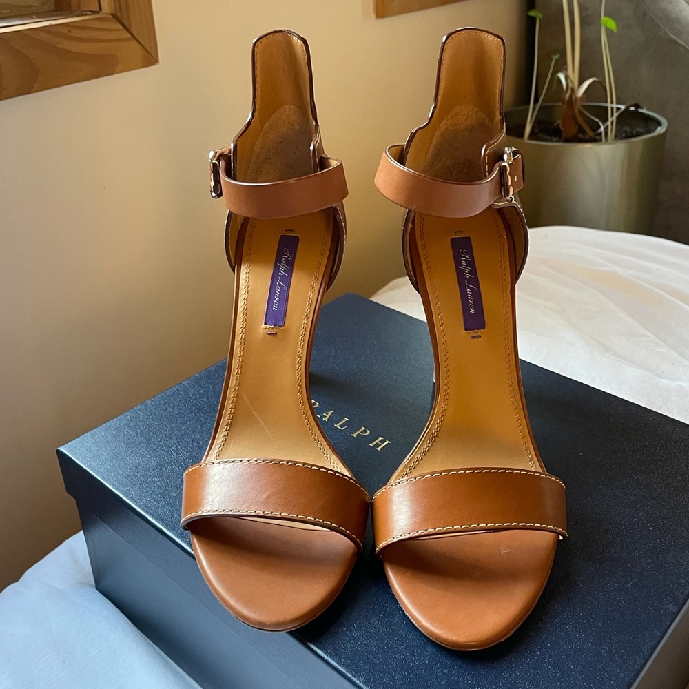 New with box Ralph Lauren tan leather heel